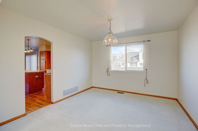 Building Photo - Evolve Real Estate: Gorgeous Single Family House is Available for Immediate Move-in!