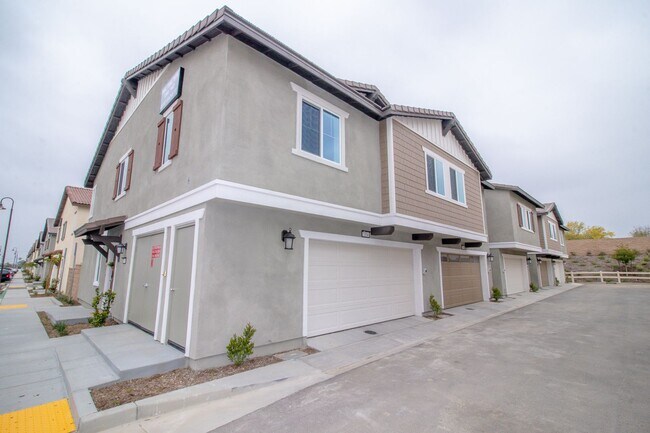 Building Photo - Brand New 3 Bed / 3 Bath Townhome In River...