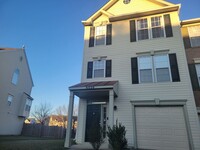 Building Photo - Beautiful 3 BR/2 Full BA & 2 Half BA EOG T...