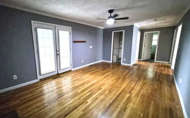 Building Photo - 332 N Fishtrap Rd