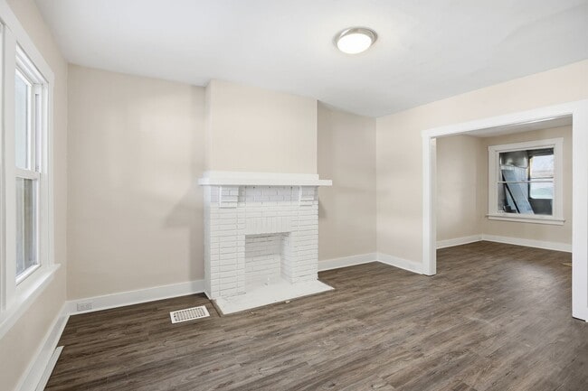 Building Photo - Charming Updated 2BR Home with New Flooring & Rear Porch