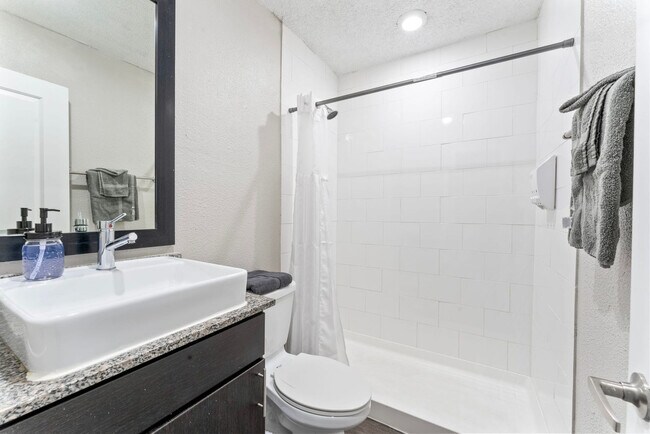 Building Photo - 2101 Elmont Dr