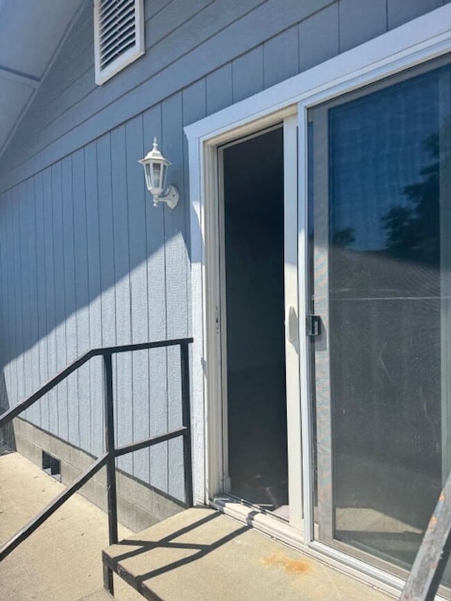 Building Photo - CLEAN SINGLE LEVEL 2 BEDROOM HOME/ WITH DE...