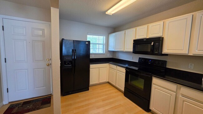 Building Photo - 4900 NE 123rd Ln