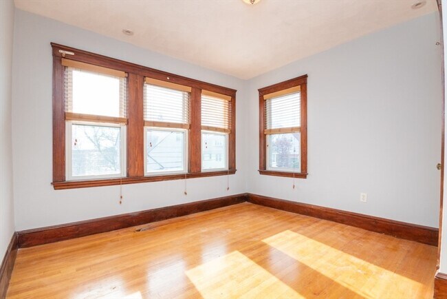 Building Photo - 76 Westglow St