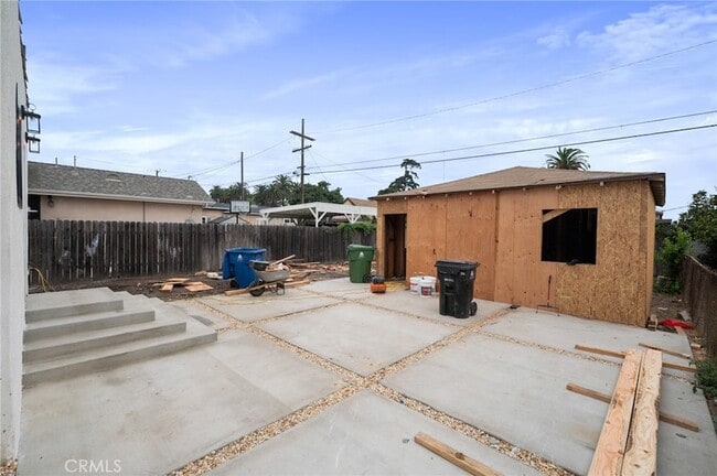 Building Photo - 745 W 106th St
