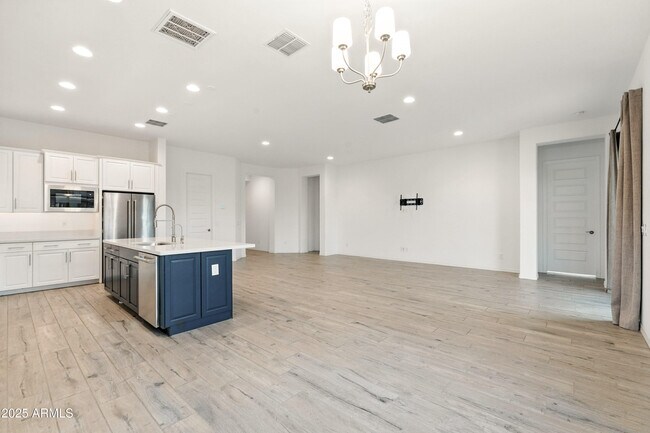 Building Photo - 8804 W Vista Ave