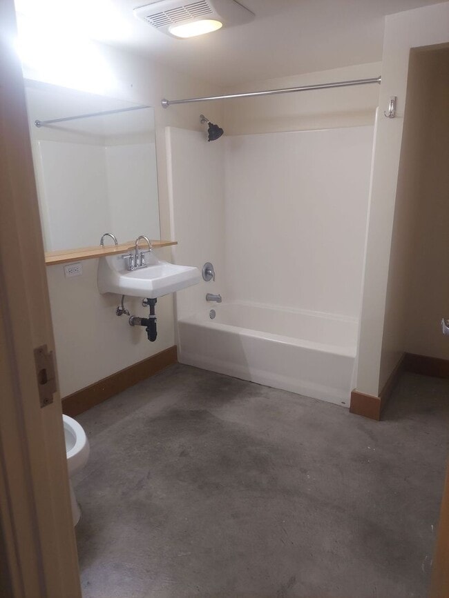 Building Photo - 515 W Main St