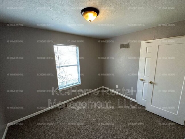 Building Photo - 4221 E 60 Terrace