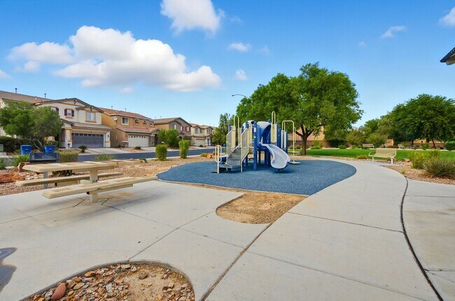 Building Photo - 4 Bedroom House in a Northeast Gated Community