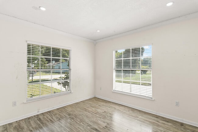 Building Photo - 3215 1st Pl