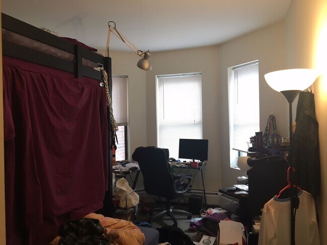 Building Photo - 3BR 1Bth unit. Heat/Hot Water included! Great location!