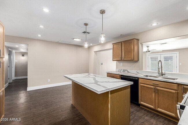 Building Photo - 7613 W Devonshire Ave