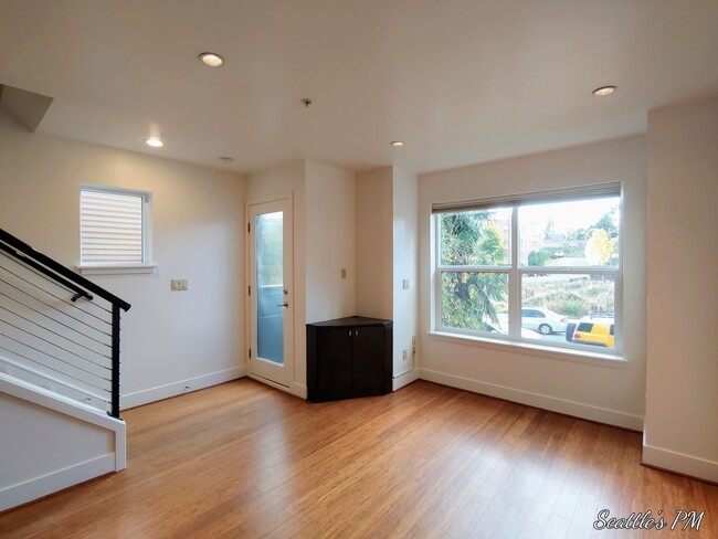 Building Photo - Stunning 3 Bedroom Townhouse in Greenlake!