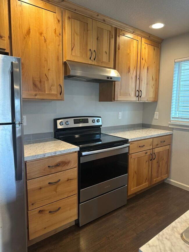 Building Photo - Available now! 3 bedroom ~ 2.5 Bathroom stylish home in Adair Village!