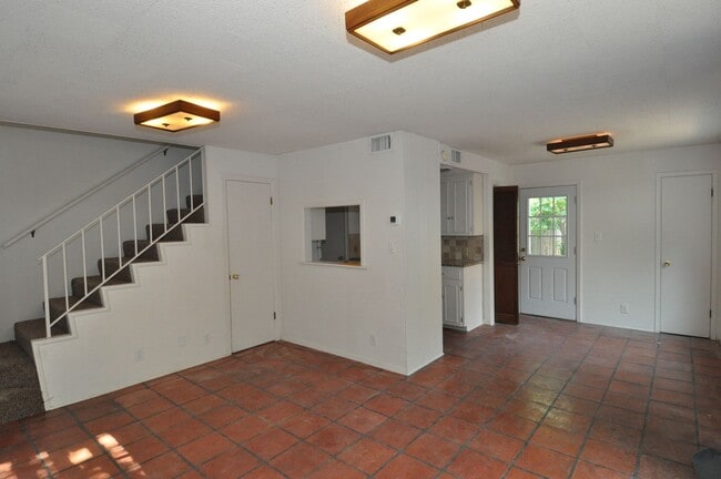 Building Photo - LOCATION! RENOVATED BATHROOM!