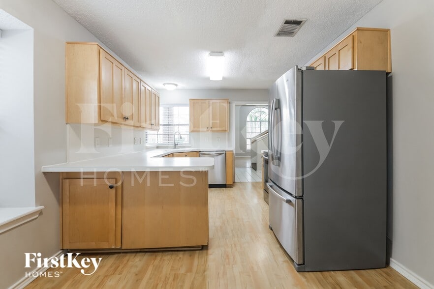 Building Photo - 2026 Greenview Dr