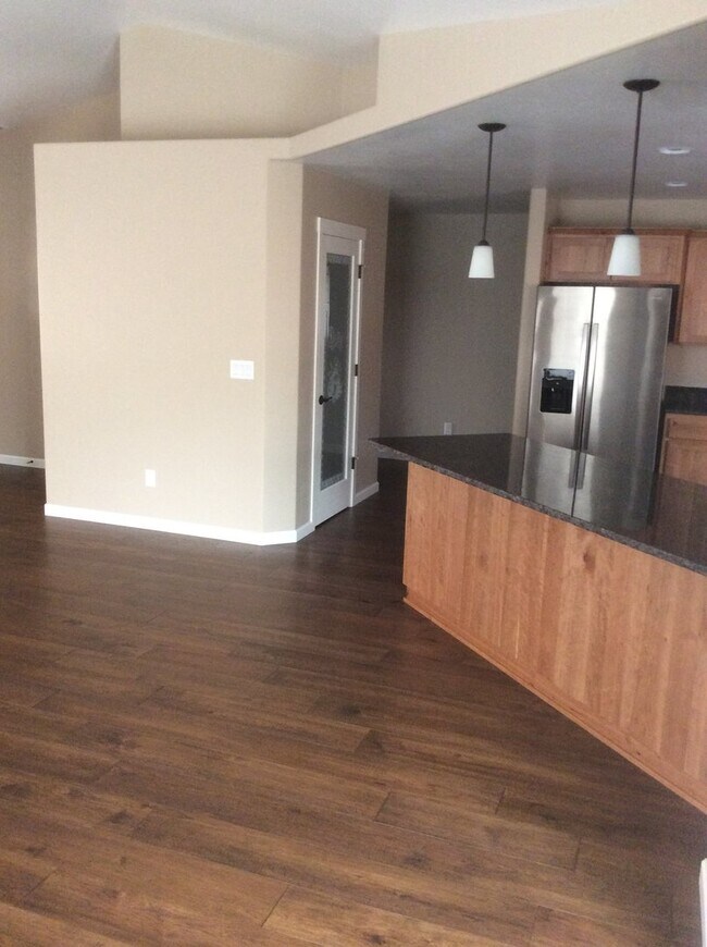 Building Photo - Newer Home