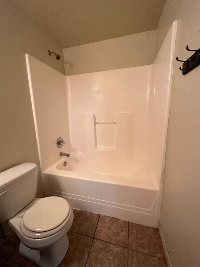 Building Photo - 3105 W Michigan - 6 Bed/3 Bath Townhouse Near WMU