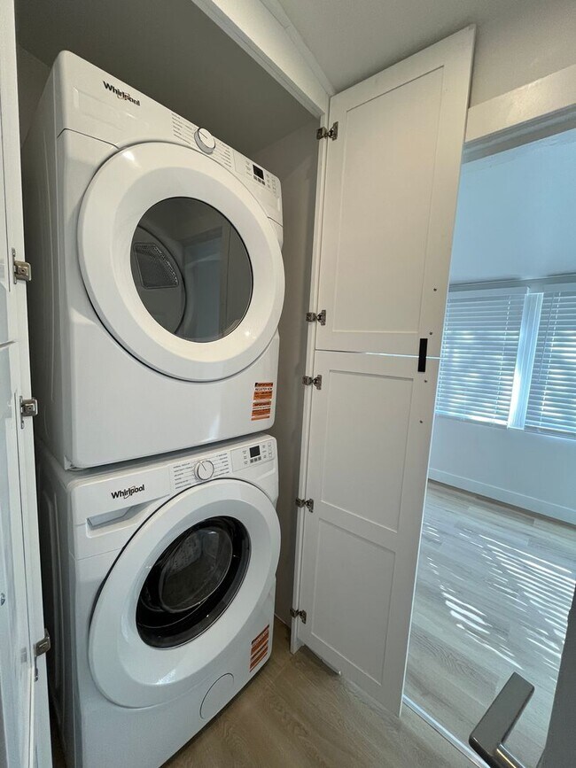 Building Photo - Valley Village 3+1 w/bonus room, all appli...