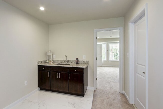 Building Photo - Gorgeous and Spacious Renovated 4br/3.5ba ...
