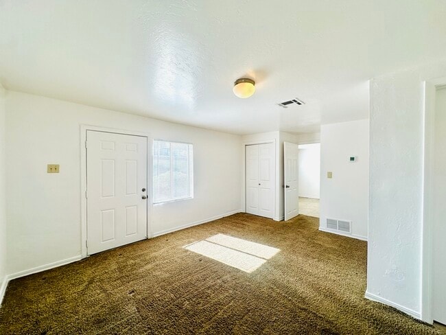 Building Photo - Cottage Style 1 Bedroom with Natural Light...