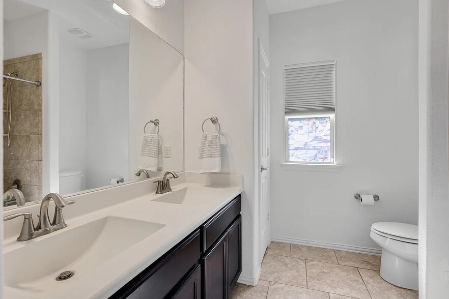 Building Photo - Room in House on Rancho Verde Dr