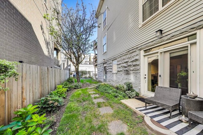 Building Photo - 1640 W Diversey Pkwy