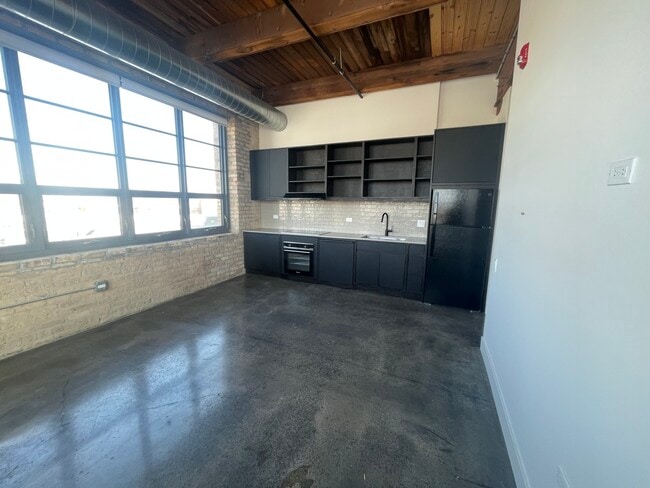 Building Photo - 2061 N Southport Ave
