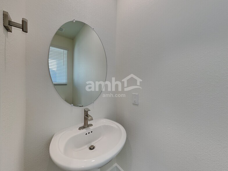 Building Photo - 6110 Theodore St