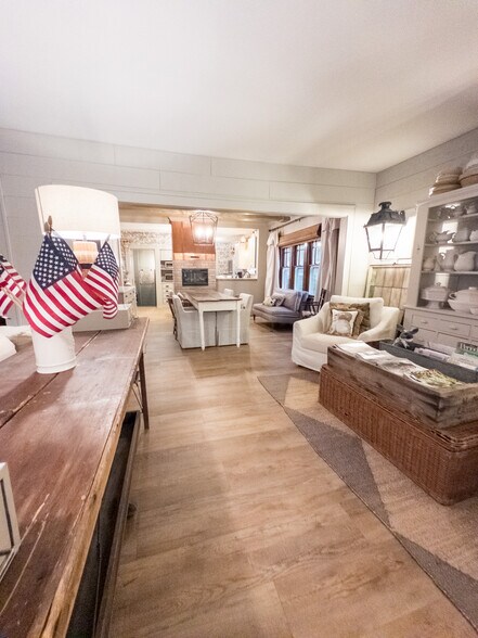 Living/sitting area - 112 E Madison Ave
