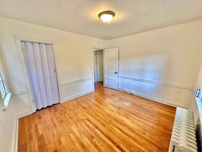 Building Photo - Spacious 6 bedroom 3.5 bath Tudor Townhouse w/Deck close to Georgetown University & Hospital