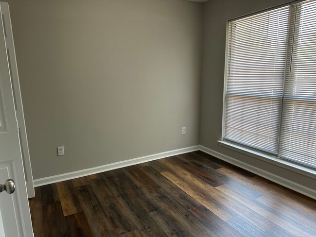 Building Photo - **FALL MOVE-IN SPECIAL: $500 OFF 1st MONTH...