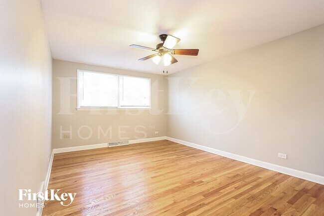 Building Photo - 1018 E 161st Pl