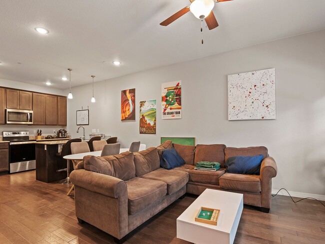 Building Photo - Beautiful 3 Bed, 3 1/2 Bath Townhome in We...