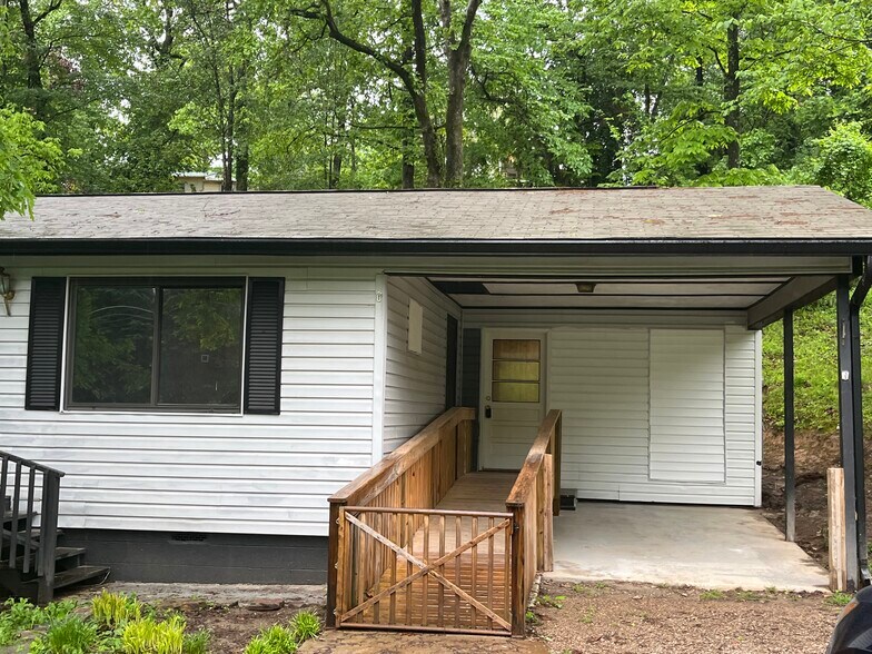 Building Photo - 623 Tarwater St