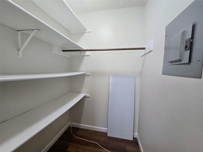 Building Photo - 3000 Maywood Cir