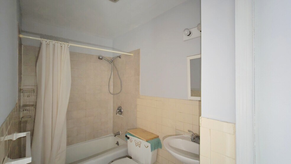 Full Bath - 61 Broadway