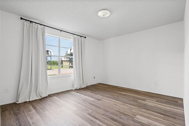 Building Photo - 119 Riverbend Dr