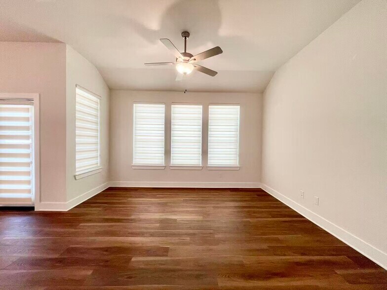 Building Photo - 3320 Eddington Dr