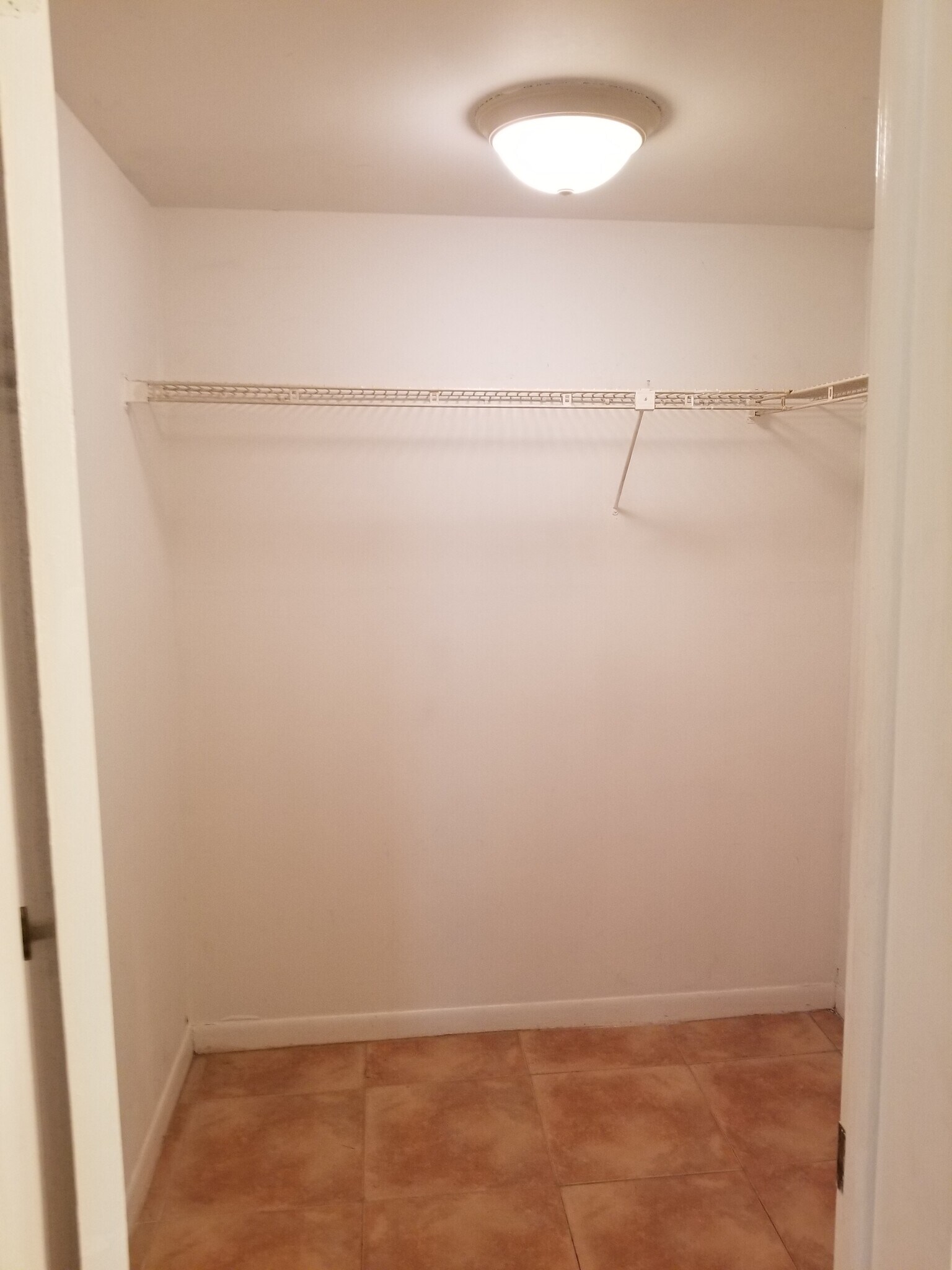 Building Photo - 430 Commodore Dr