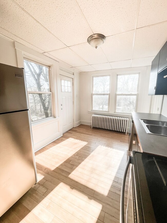 Building Photo - 406 Kingsboro St