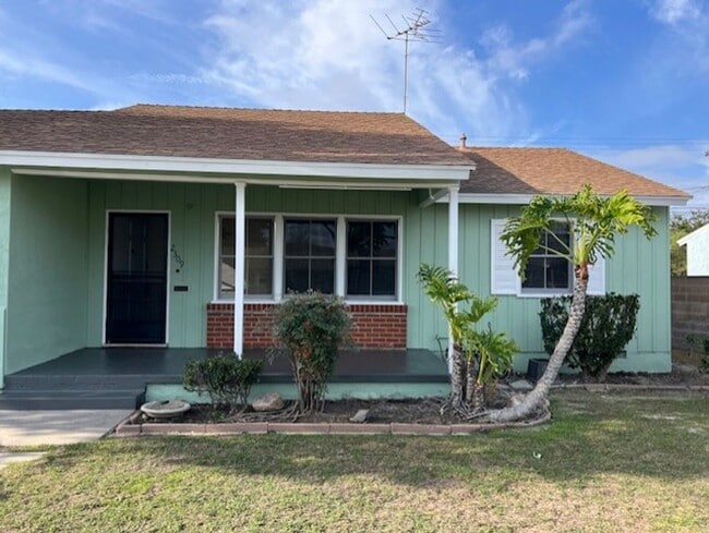 Building Photo - Home with Great Outdoor Space!