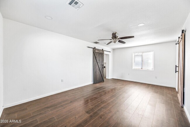 Building Photo - 330 N 15th St