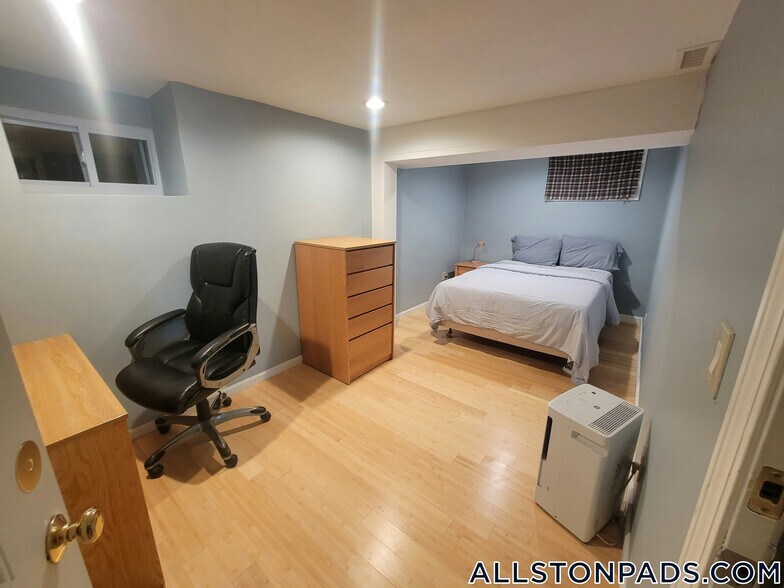 Building Photo - 17 Holman St