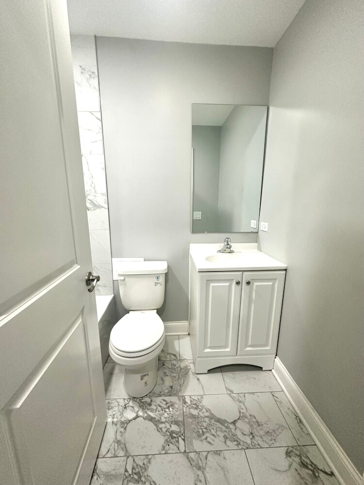 Building Photo - 6954 N Sheridan Rd