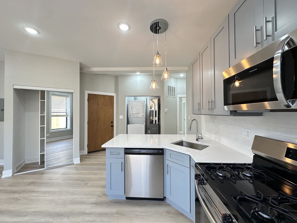 Building Photo - 419 W Belden Ave