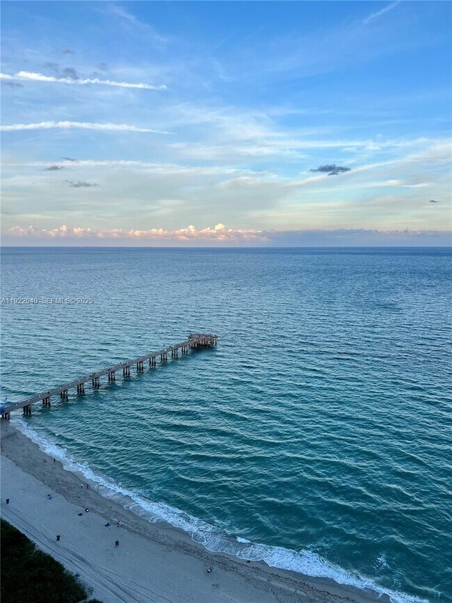 Building Photo - 16445 Collins Ave