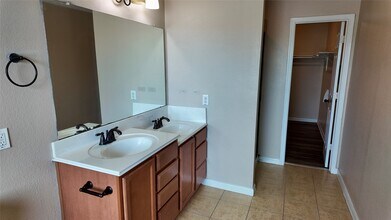 Building Photo - 8014 Chasewood Dr