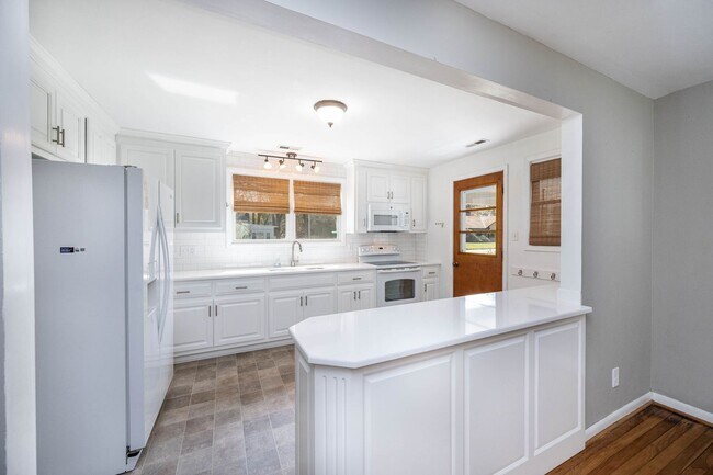 Building Photo - 3 Bedroom Home For Rent in Sandston VA With Detached Garage, Fenced Yard, and Lawn Care Included